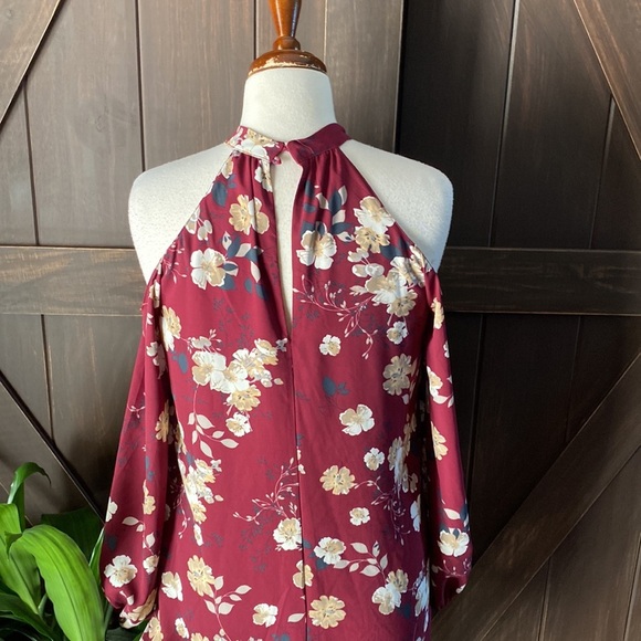 Lush XS burgundy open shoulders and button at the nape is the neck - Picture 6 of 9